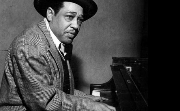Duke Ellington, al piano.