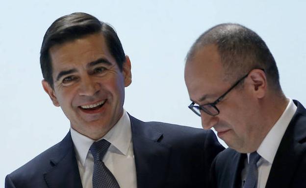 Carlos Torres estrecha la mano del consejero delegado Onur Genç al finalizar la junta./EFE