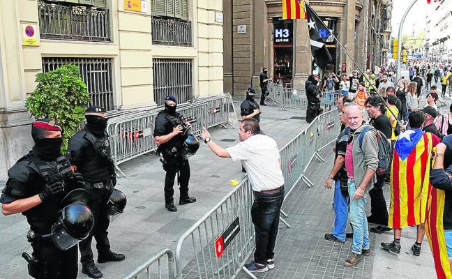 Varios mossos vigilan las calles de Barcelona, donde ayer ya hubo algunas movilizaciones en protesta por la sentencia del 'procés'./reuters
