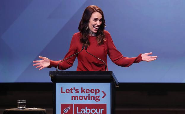 La primera ministra de Nueva Zelanda Jacinda Ardern celebra su victoria./Afp