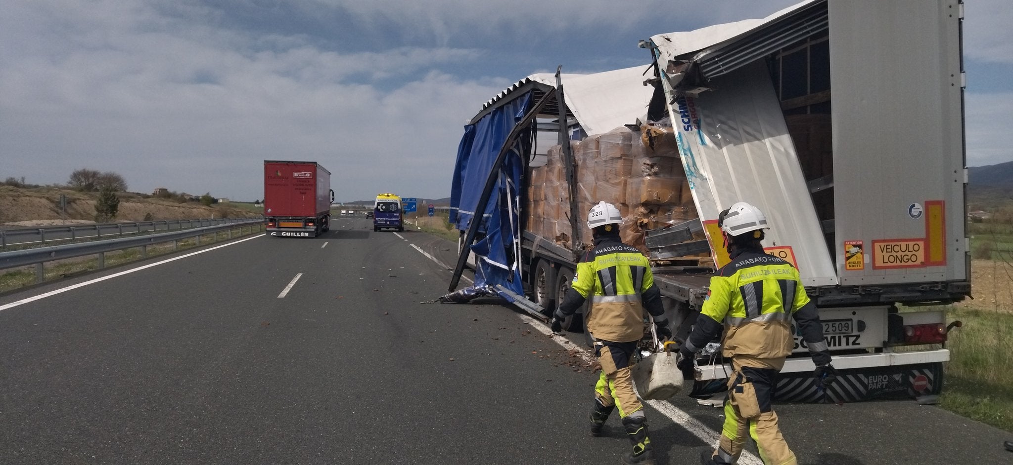 Un Accidente Entre Dos Camiones A La Altura De Asparrena Obliga A