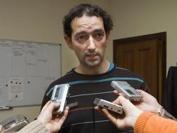 El portavoz de ANV en las Juntas Generales de Álava, Aitor Bezares, atiende a los medios en Vitoria /EFE/