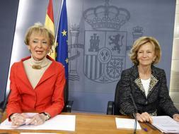 La vicepresidenta primera del Gobierno, María Teresa Fernández de la Vega (i), y la ministra de Administraciones Públicas, Elena Salgado, durante la rueda de prensa posterior al Consejo de Ministros. / Efe/
