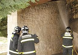 Los bomberos limpian el lugar de los hechos./ Agapito Ojosnegros/