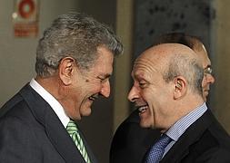 Jesús Posada (i) saluda a Wert en el Senado. / Efe/