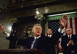 Bill Clinton saluda a los miembros del Congreso a su llegada para oferecer su discurso del Estado de la Unión en 1999. / Efe/