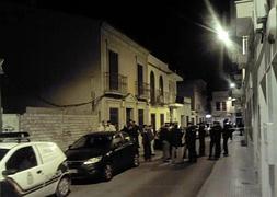 La Policía, en la casa donde han ocurrido los hechos. / ABC | Atlas/
