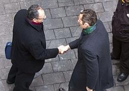 Pascual Vives y Urdangarin charlan a la entrada de los juzgados. / Foto: Archivo | Vídeo: Europa Press/