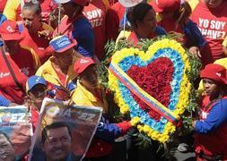 Una multitud acompaña al féretro de Chávez por las calles de Caracas. / Afp | Atlas/