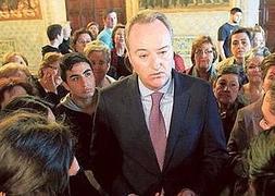 Alberto Fabra, en el Palau. / Vídeo: J.Forés Romero / D.Valero/