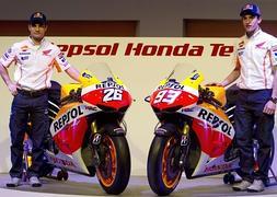 Pedrosa (i) y Márquez, durante la presentación del equipo Respol Honda. / Dominque Faget (AFP)/