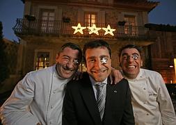 Los hermanos Roca i Fontané, a las puertas de su restaurante./ Lobo Altuna/