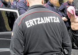 Agentes de la Ertzaintza sacan al detenido del gimnasio. / Luis Calabor | Vídeo: Atlas/