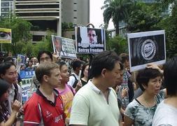 Muestras de apoyo a Edward Snowden. / Foto: Isabel Fueyo (Efe) | Vídeo: Atlas/