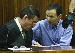Bretón habla con su abogado tras escuchar el veredicto del jurado. / Efe | Ep/