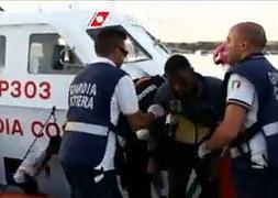 La Guardia Costera ayuda a uno de los inmigrantes. / Foto y vídeo: Atlas/