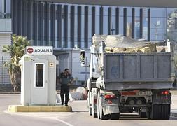 Un camión con piedras llega a la aduana con Gibraltar. / A.Carrasco Ragel (Efe)/