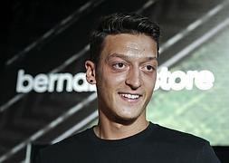 Mesut Özil durante la presentación de sus nuevas botas. / Emilio Naranjo (EFE)/