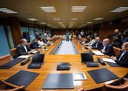 Reunión entre los representantes del PNV y los del PSE-EE. / Foto: Adrián Ruiz de Hierro (Efe) | Vídeo: Europa Press/