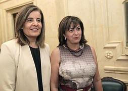 La ministra Fátima Báñez junto a Rosa García, de Siemens, en el encuentro de esta mañana. EFE/