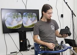 Tuncay Cakmak probando el Virtualizer. VTU/