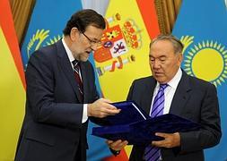 El presidente kazajo, Nursultan Nazarbayeb, entrega el regalo a Mariano Rajoy. / Ilyas Omarov (Afp)/