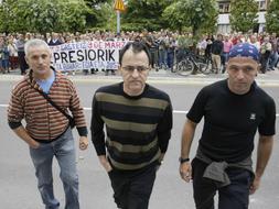 Andoni Txasko, Josu Ormaetxea y Aitor Fernández de Ortega a su entrada al Palacio de Justicia el pasado día 6 de julio. /Igor Aizpuru/