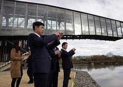 Visitantes asiáticos hacen fotos en Ataria, en Salburua, una de las joyas de la Green Capital. / R. Gutiérrez/
