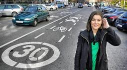 La concejala de Espacio Público, Leticia Comerón, en una zona 30. / Iosu Onandia/