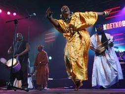 Componentes de la Orchestra Symetric, que acompaña al músico malí Toumani Diabaté, en el XXIII Festival Internacional de Folk de Getxo . /Efe/