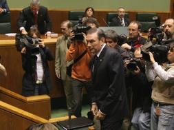 Ibarretxe sube al estrado para iniciar su discurso. / Telepress./
