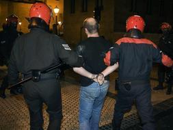 Agentes de la Ertzaintza trasladan al detenido a dependencias policiales. / Efe/