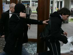 Un vigilante conduce a uno de los manifestantes. / Ignacio Pérez/