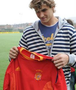 Fernando Llorente posa con la camiseta de la selección./ Ignacio Pérez/