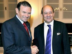 El lehendakari, Juan José Ibarretxe, saluda al presidente de Bretaña, Jean-Yves Le Drian. / Archivo/