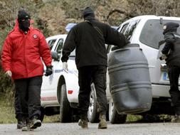 Miembros de las fuerzas antiterroristas se llevan el bidón hallado en Amorebieta y que podría haber sido utilizado por ETA. /Agencias/