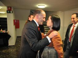 Marisol Esteban traslada su enhorabuena al nuevo rector. / FERNANDO GÓMEZ/