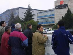 Protesta de trabajadores ante la empresa de Cegasa. / Archivo/