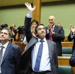 EMOCIÓN. Patxi López no puede ocultar sus sentimientos tras ser elegido nuevo lehendakari. Detrás, Isabel Celaá y Rodolfo Ares aplauden. /Ignacio Pérez/