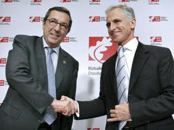 El dipurado general de Vizcaya, José Luis Bilbao, el director del Museo, Juan Ignacio Vidarte, han firmado hoy un acuerdo para la ampliación deL museo en Urdaibai./ Efe/