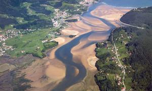 El proyecto del Guggenheim de Urdaibai no está exento de polémica./ El Correo/