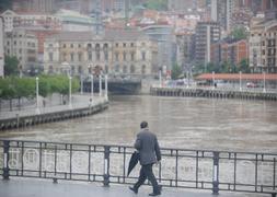 Bilbao regresa a la calma tras la crecida del Nervión