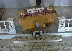 Imagen de las pintadas satánicas junto al altar de la iglesia de Las Salinas. Atlas/