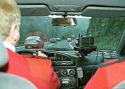 Dos ertzainas, controlando mediante un radar la velocidad en una carretera/