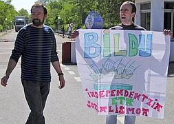 Ander Errandonea muestra su respaldo a Bildu al abandonar la prisión, tras cumplir 25 años de condena./
