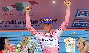 Peter Weening se ha enfundado la maglia rosa./ Afp/