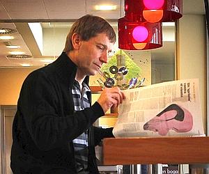 Rufi Etxebarria lee la prensa en un cafetería de San Sebastián./ Bernardo Corral/
