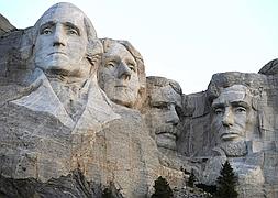 George Washington, Thomas Jefferson, Theodore Roosevelt y Abraham Lincoln, esculpidos en el Monte Rushmore/