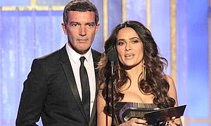 Banderas, a punto de dar su discurso, junto a Salma Hayek./ Agencias/