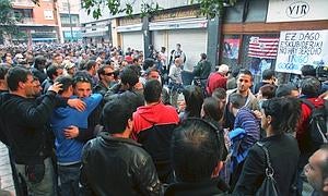 Cientos de personas han mostrado hoy su dolor por la muerte de Iñigo./ Telepress | Vídeo: Luis Ángel Gómez/